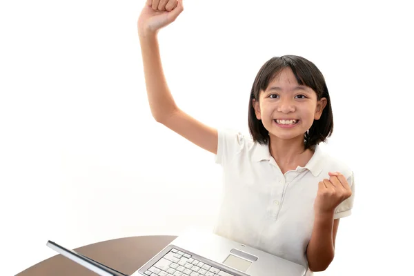 Ragazza sorridente utilizzando un computer portatile — Foto Stock