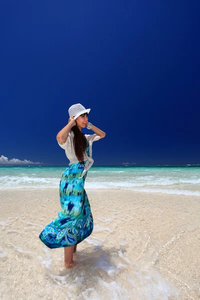 Die Frau, die sich am Strand entspannt. — Stockfoto