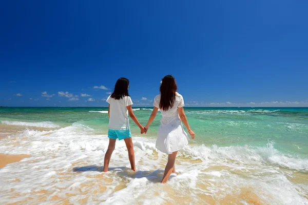 Parent et enfant pour se détendre à la plage — Photo