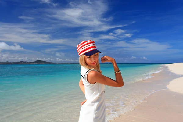 Giovane donna sulla spiaggia godere della luce del sole — Foto Stock