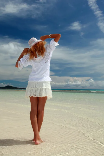 Junge Frau am Strand genießt Sonnenlicht — Stockfoto