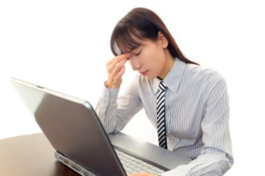 baş ağrısı olan genç bir kadın