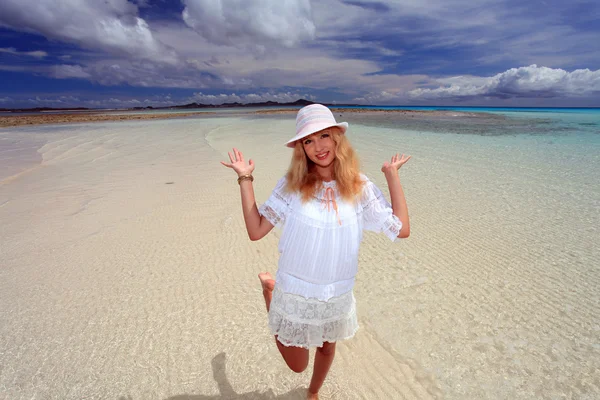 Jeune femme sur la plage profiter de la lumière du soleil — Photo