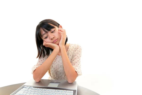 Chica aburrida sentada en su escritorio —  Fotos de Stock