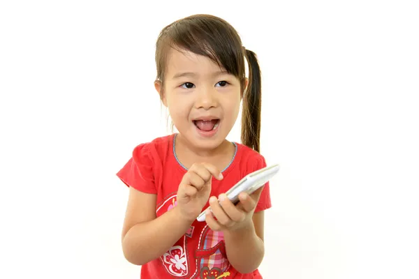 Niña feliz sosteniendo un teléfono móvil —  Fotos de Stock