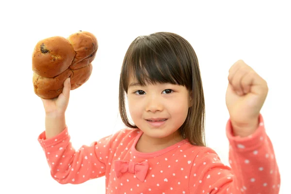 Kleines Mädchen mit einem Brot — Stockfoto