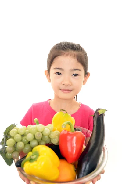 女の子ホールディング野菜の笑みを浮かべてください。 — ストック写真