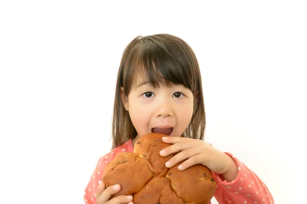 Dívku jíst chléb — Stock fotografie