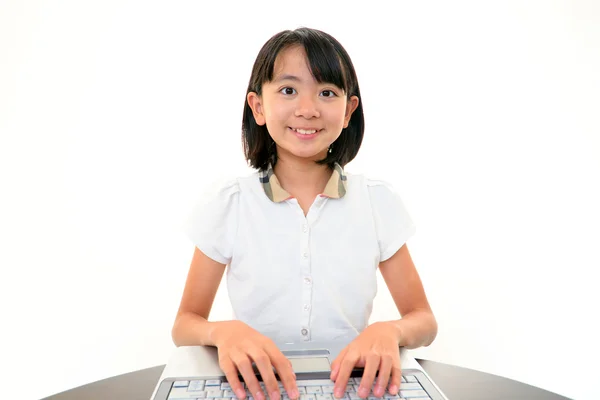 Leende tonåring flicka med hjälp av en bärbar dator — Stockfoto