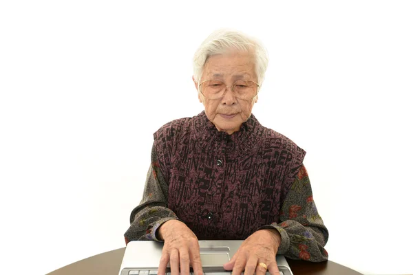 Senior senhora goza de computador — Fotografia de Stock