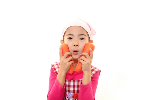 Sonriente chica sosteniendo verduras —  Fotos de Stock