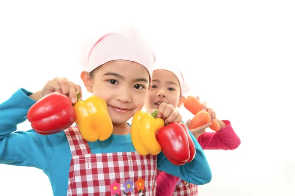 Χαμογελαστών κοριτσιών που κατέχουν τα λαχανικά — Φωτογραφία Αρχείου