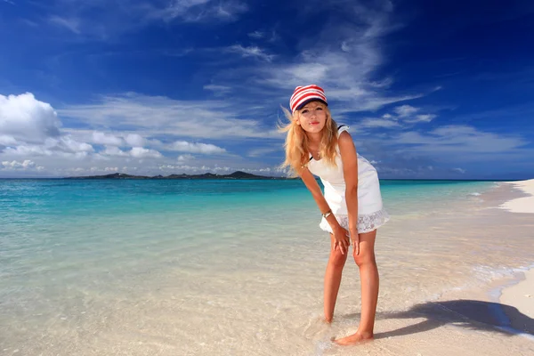 Kvinnan som kopplar av på stranden. — Stockfoto