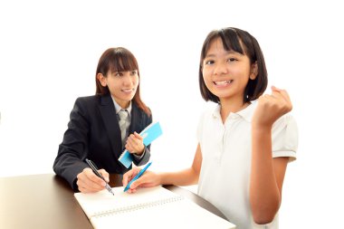 öğretmen ile okuyan kız.