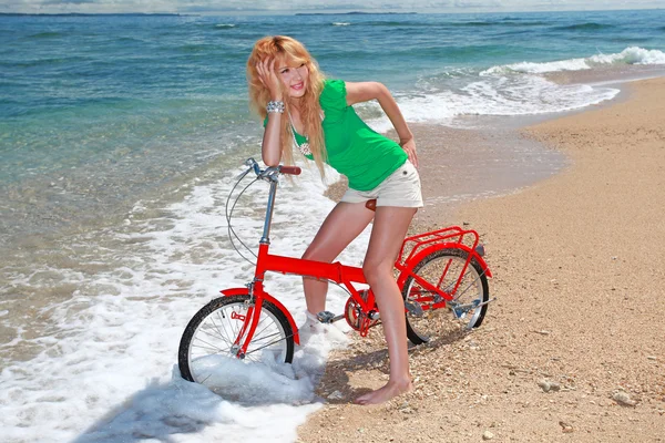 Mädchen radelt am Strand — Stockfoto