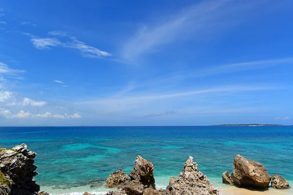 Okinawa, mavi gökyüzü ve kobalt mavi deniz. — Stok fotoğraf