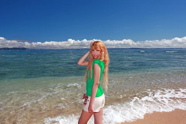 Junge Frau am Strand genießt Sonnenlicht — Stockfoto