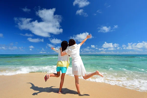 Okinawa sahilde oynarken aile