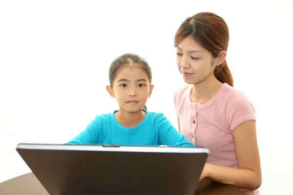 Leende flicka med hjälp av laptop — Stockfoto