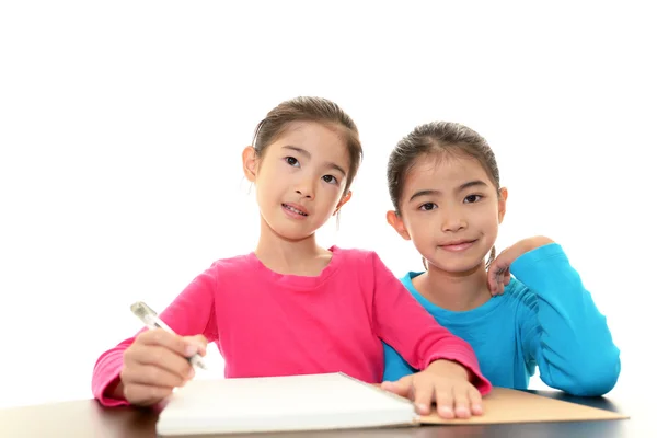 Bambini che studiano — Foto Stock