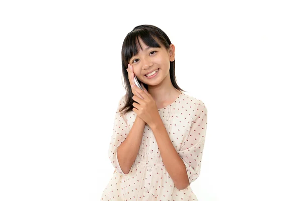 Szczęśliwa młoda dziewczyna trzyma telefon komórkowy — Zdjęcie stockowe