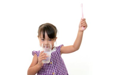 çocuk mutlu bir şekilde dişlerini fırçalama