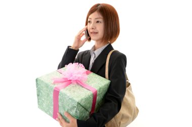 elinde mevcut tutan neşeli kadın