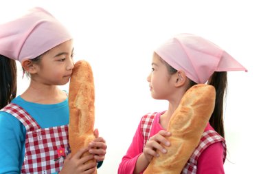 gülümseyen kız ekmek tutan