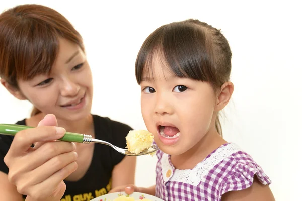 Kind isst Essen — Stockfoto