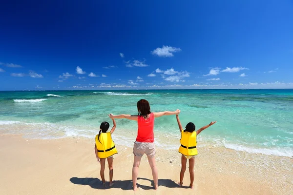 Mother and child playing at the beach — Stock Photo, Image