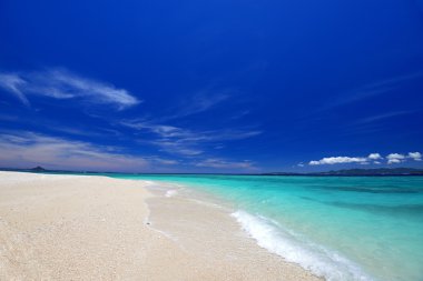 Okinawa 'nın zümrüt yeşili denizi.