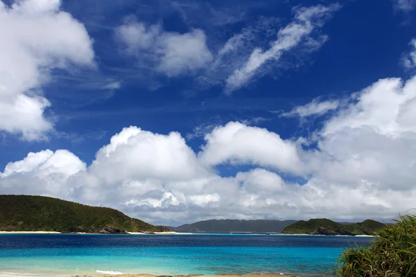 Smaragdgrünes Meer auf Okinawa. — Stockfoto