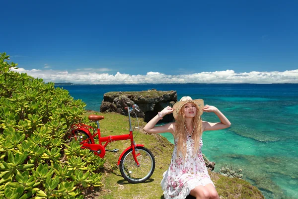 女の子、ビーチで、自転車に乗って — ストック写真
