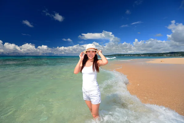 Ung kvinna på stranden njuta av solljus — Stockfoto