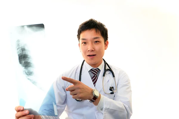 Retrato de um médico asiático — Fotografia de Stock