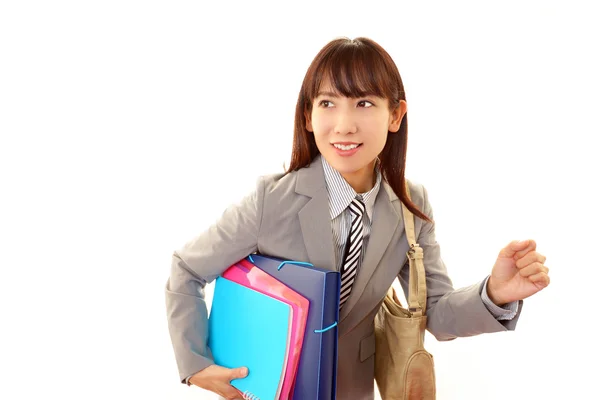 Mujer joven sonriente sosteniendo un bolso de hombro —  Fotos de Stock