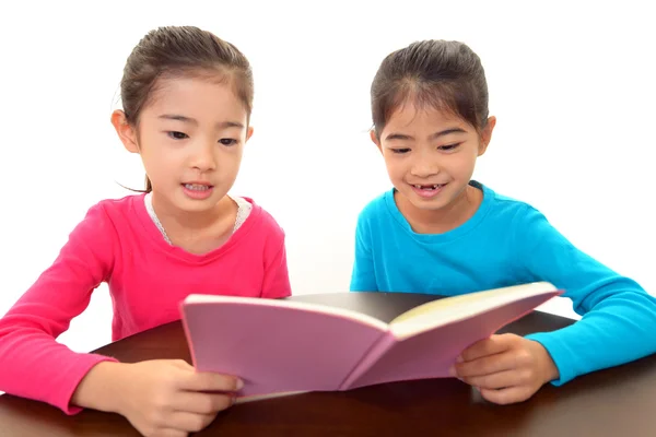 Niños estudiando — Foto de Stock