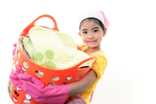 Dziecko prowadzenie pralni koszyk — Zdjęcie stockowe