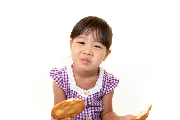 Šťastné dítě jíst lehká jídla — Stock fotografie