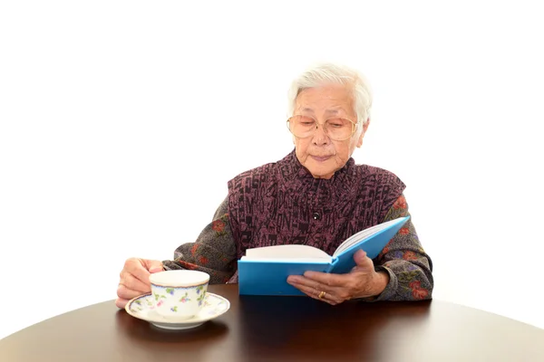 Stara kobieta, czytając jej książki — Zdjęcie stockowe