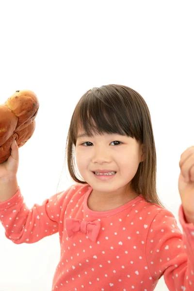 Liten flicka håller ett bröd — Stockfoto