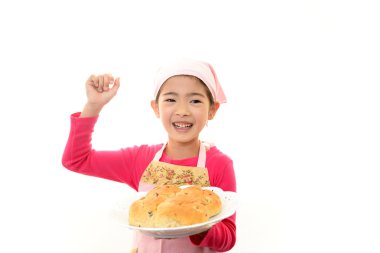 bir ekmek tutan kız