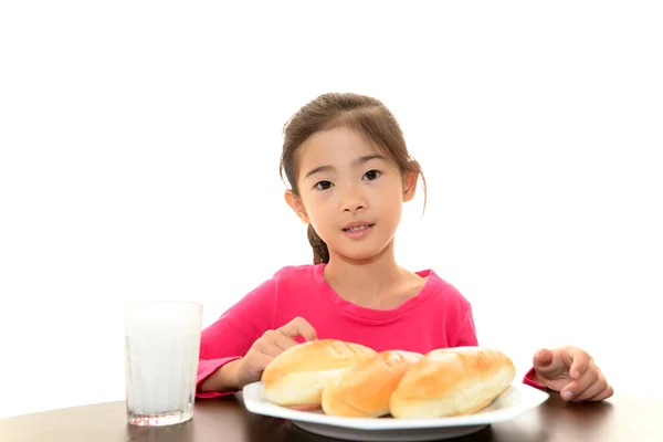 Κορίτσι τρώει τα ψωμιά — Φωτογραφία Αρχείου