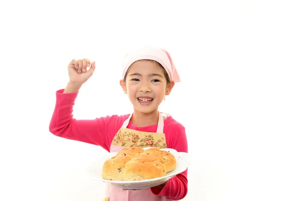 Menina segurando um pão — Fotografia de Stock