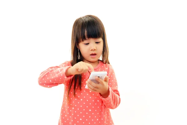 Poco chica asiática con teléfono móvil —  Fotos de Stock