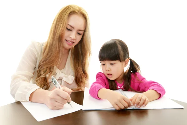 Englischlehrerin mit Mädchen beim Lernen. — Stockfoto