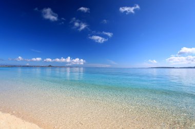 okinawa, mavi gökyüzü ve kobalt mavi deniz.