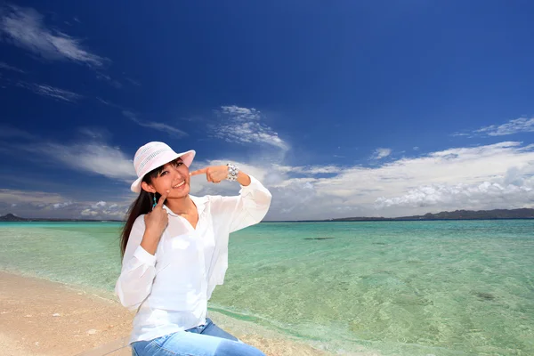 Молода жінка на пляжі насолоджується сонячним світлом — стокове фото