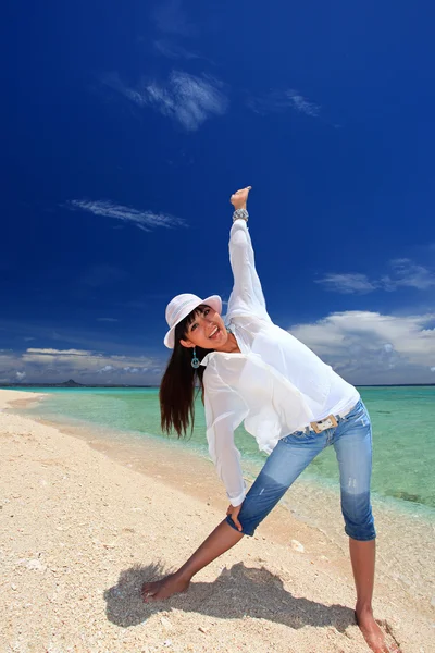 Woman have a stretch on the beach. — Stock Photo, Image