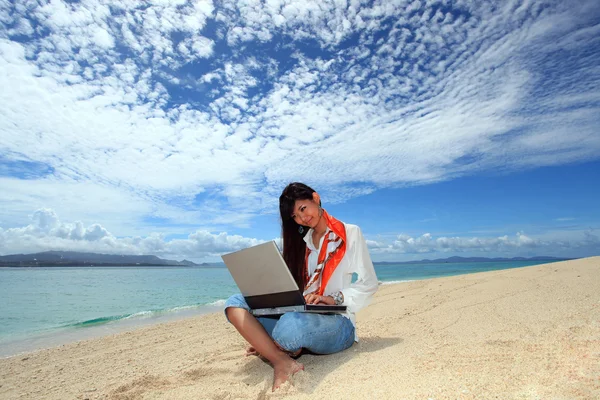 The woman who relaxes on the beach. — Stock Photo, Image